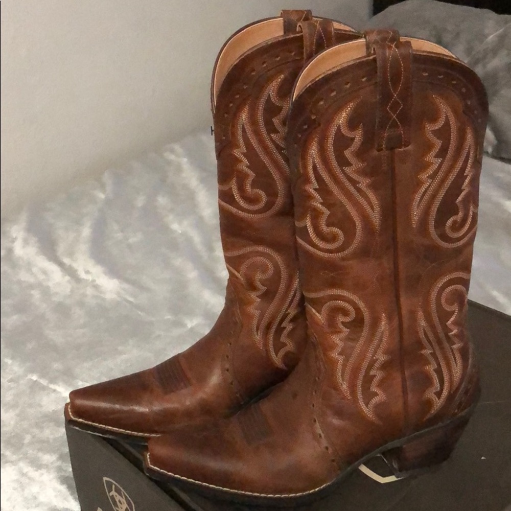 Ariat women’s cowboy leather boots